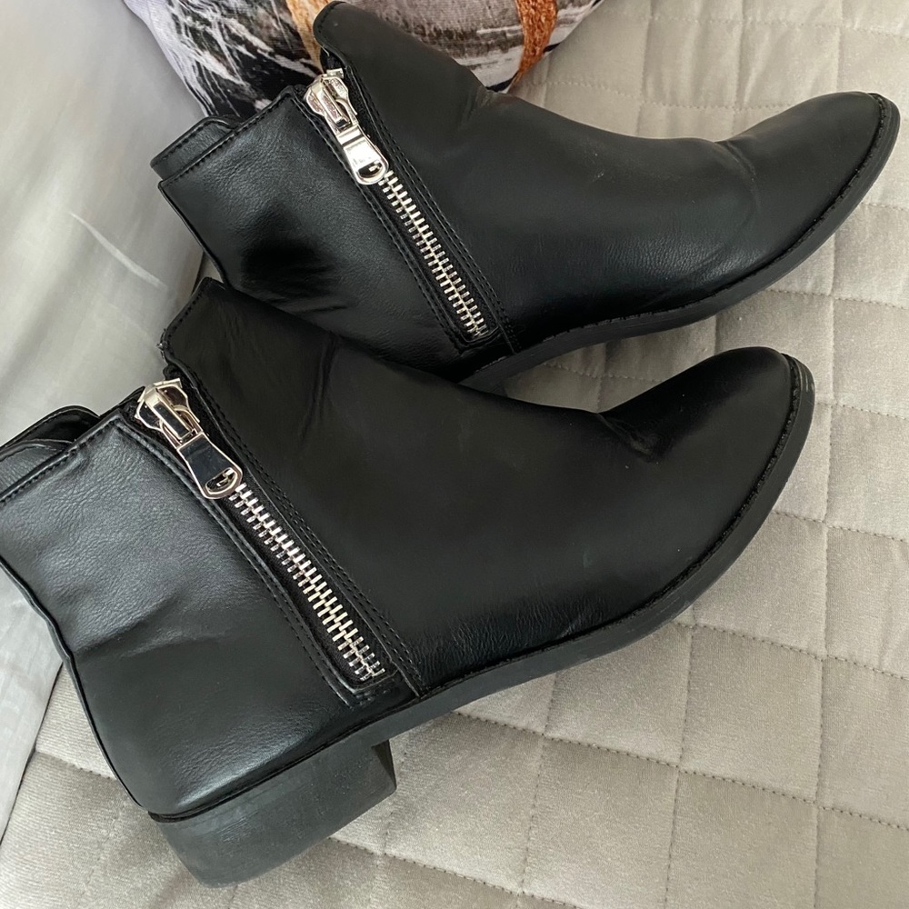 American Eagle Black Ankle Boots w/Zipper Details